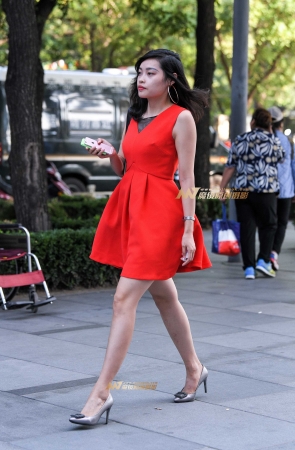 红裙高跟鞋美女