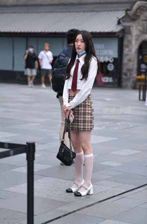 &街拍长筒白袜美眉&