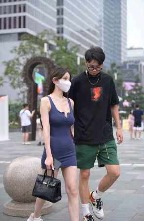 街拍深蓝色包臀短裙女盆友