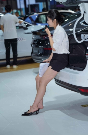 直播中的主播挑鞋美zu