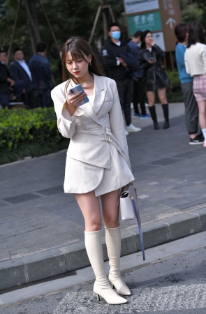 漂亮的气质长靴美女