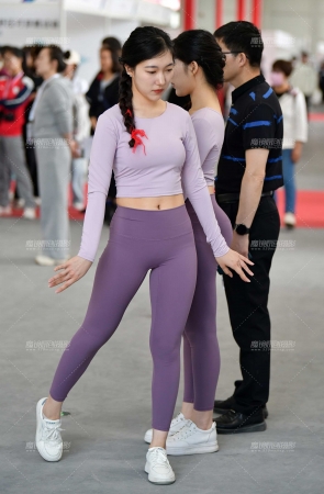 &双姊妹紧身美女