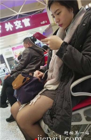 4k-黑丝性感美腿成熟美少妇低头玩手机