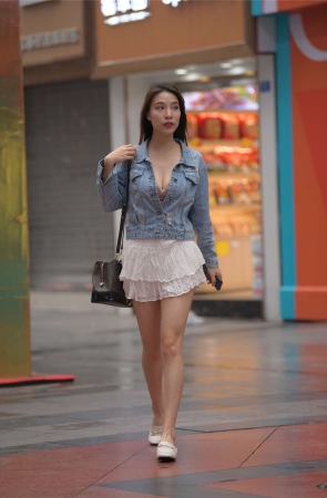 一始街拍作品 - 白色短裙美女