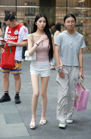 好苗条的白热裤美眉