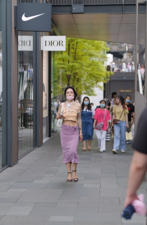 漂亮的包臀裙纹身美女