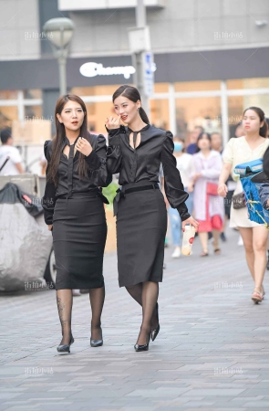 街拍一对黑丝黑裙高跟美女