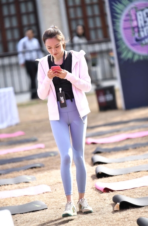 咔喳街拍作品 - 粉衣兰裤