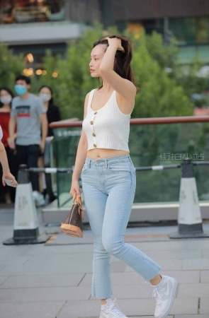 美丽气质紧牛翘臀姑娘