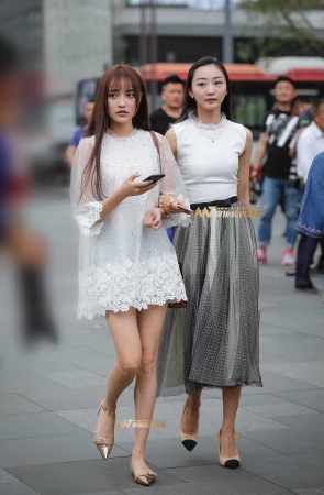 白衣天使-两位小姐姐真会穿