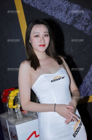 白色连衣裙