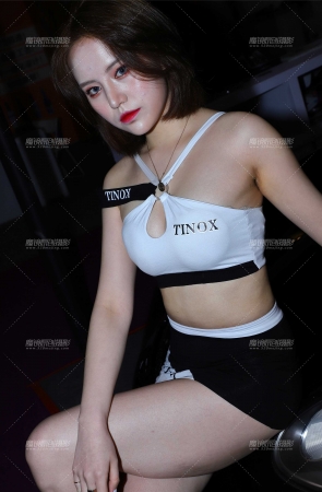 黑白制服短发美女车模