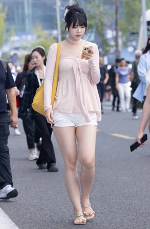 LB492-46P 成都车展-两个美腿模特小姐姐下班双拼