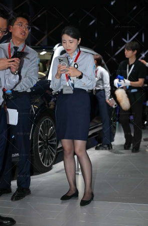 漂亮轻熟的汽车销售顾问