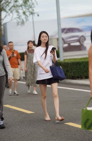 苗条高挑的长腿小姐姐