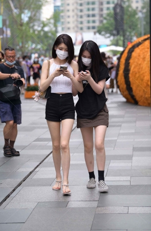 小姐姐只看手机不看路