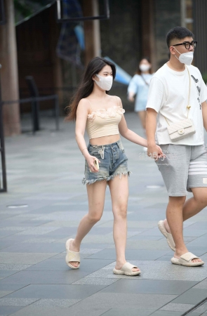牵手小女友