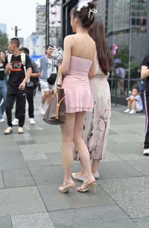 粉色短裙美腿凉高小姐姐