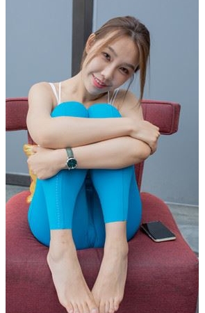 （视频）心爱的蓝色瑜伽裤女孩