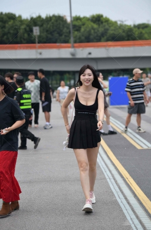 白皙气质美腿小姐姐