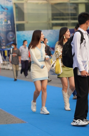 白色紧身包臀裙