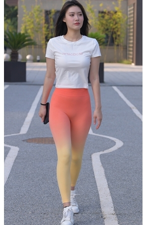 红色瑜伽裤美女【套图+视频】