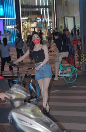 高跟短裙骑车美女 贵在真实