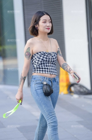 时尚裹胸紧牛花臂美女