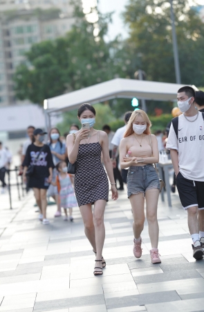 吊带连体包臀裙美女