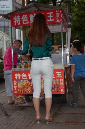 紧致白裤美女 这身材没得挑