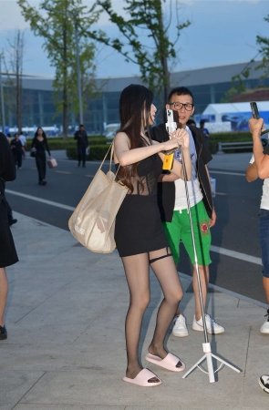 精致黑色修身裙