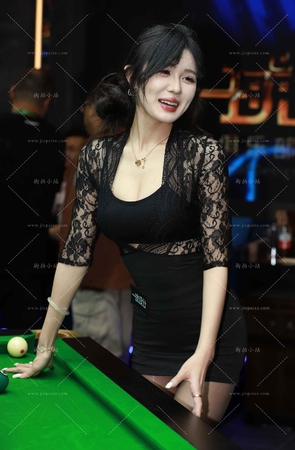 台球展性感超短裙，油亮丝模特