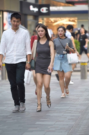街拍灰色紧身包臀裙美女