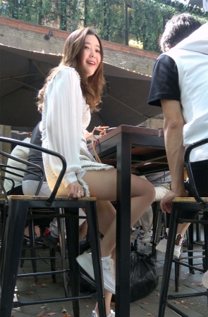 白色短裙美腿美女小姐姐