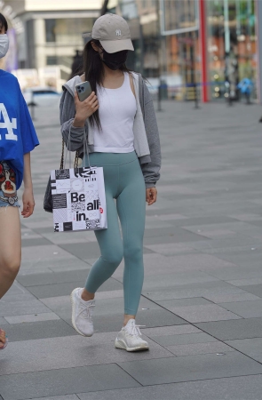 蓝色紧身裤美腿