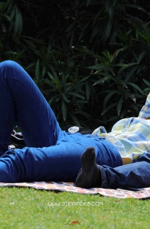 街拍蓝牛短袜眼镜妹子