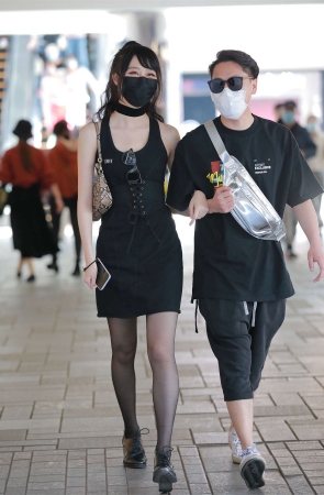 气质黑色吊带裙