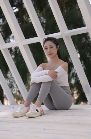 一始街拍作品 - 灰色瑜伽裤美女