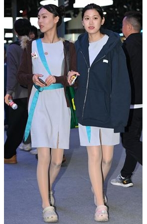 两个前台小姐(25P)