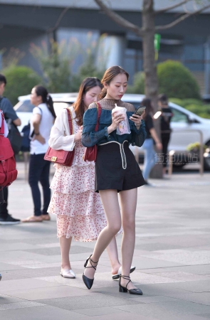 苗条美腿小姐姐