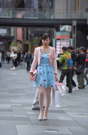 街拍肉丝高跟少F