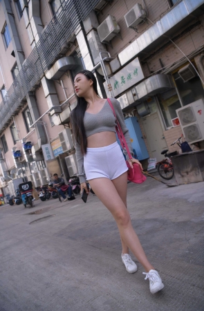 [不吃鸡蛋] 白色热裤美女 【图片➕视频】