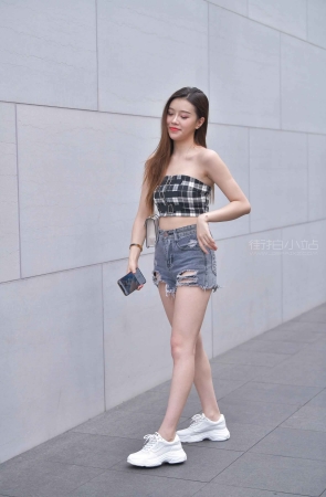街拍美腿美女摆拍