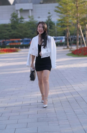 微胖短裙美女