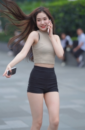 活泼可爱的美眉