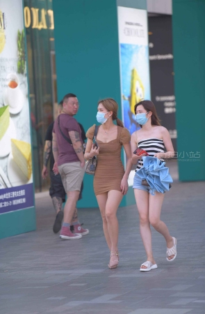 街拍棕色超短包臀裙女子