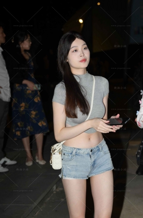 小蛮腰热裤小姐姐