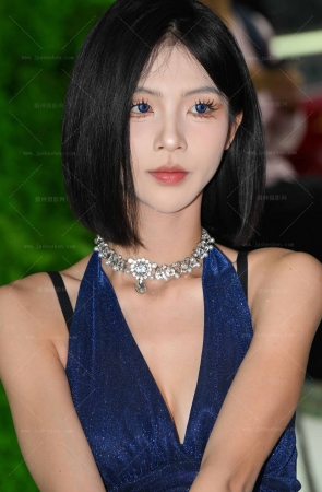 2533-2=71√赤脚仙子-依依酱「套图➕视频」 8P