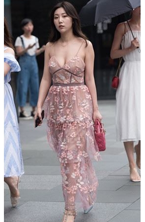 漂亮的吊带长裙气质美女(19P)