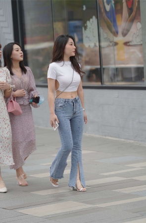 甜美动人喇叭牛仔裤